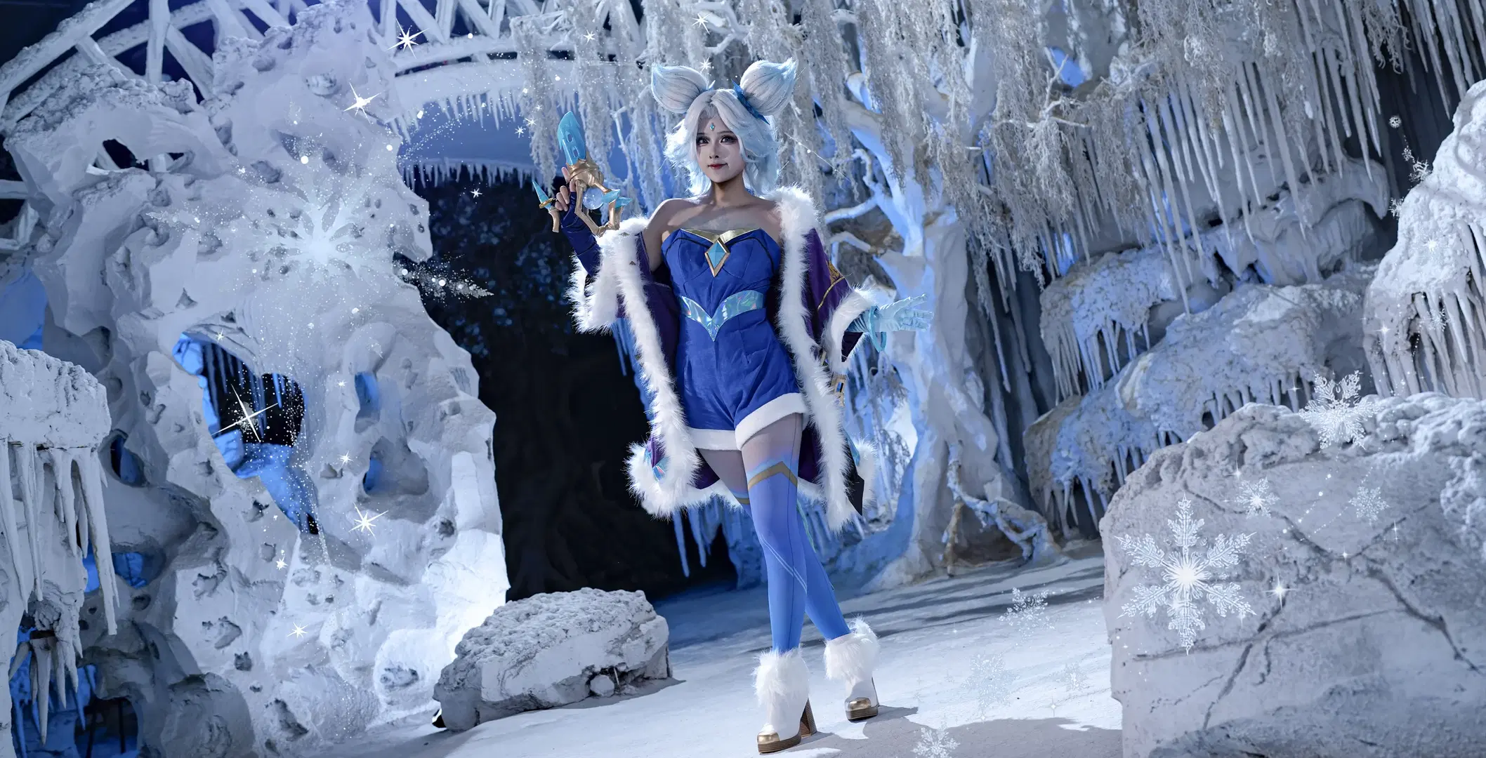 [Zeri cosplay] League of Legends Winterblessed Skin: Plush Coat and Holographic Fabrics Make the Perfect Match by 矢泽焰焰子 - Image 5