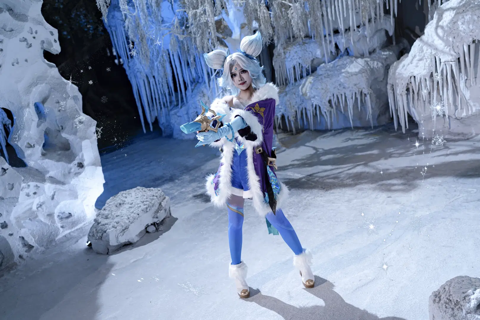 [Zeri cosplay] League of Legends Winterblessed Skin: Plush Coat and Holographic Fabrics Make the Perfect Match by 矢泽焰焰子 - Image 6
