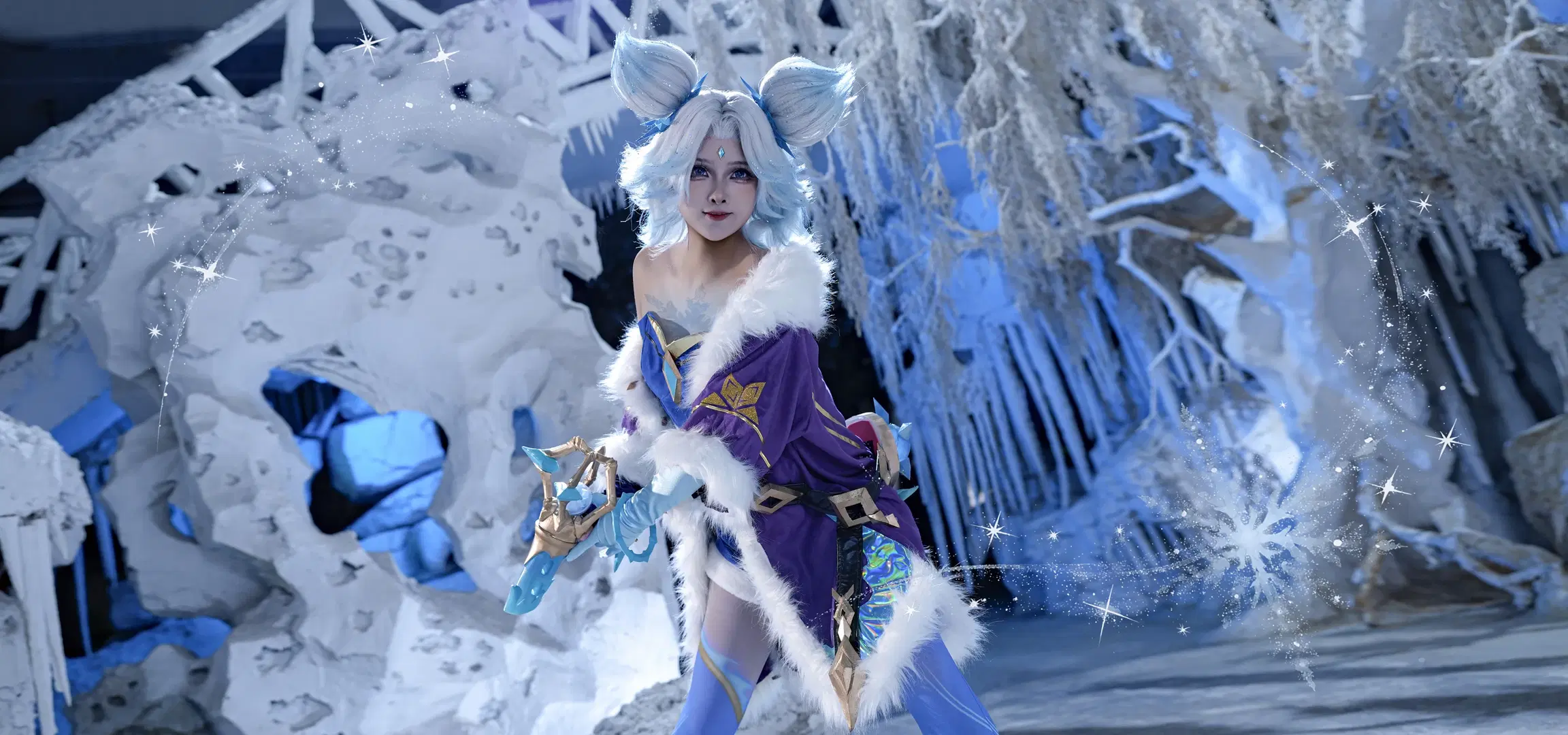 [Zeri cosplay] League of Legends Winterblessed Skin: Plush Coat and Holographic Fabrics Make the Perfect Match by 矢泽焰焰子 - Image 7
