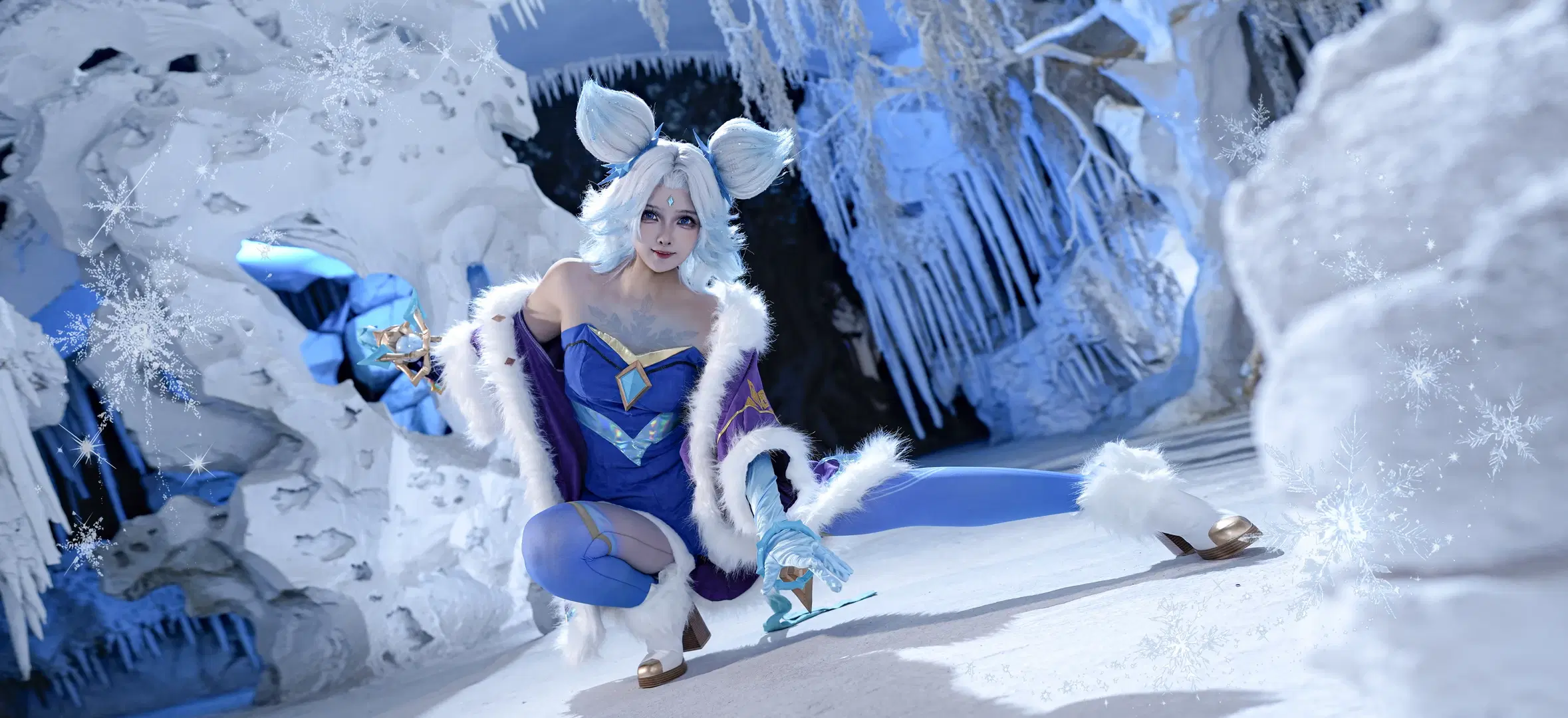 [Zeri cosplay] League of Legends Winterblessed Skin: Plush Coat and Holographic Fabrics Make the Perfect Match by 矢泽焰焰子 - Image 8
