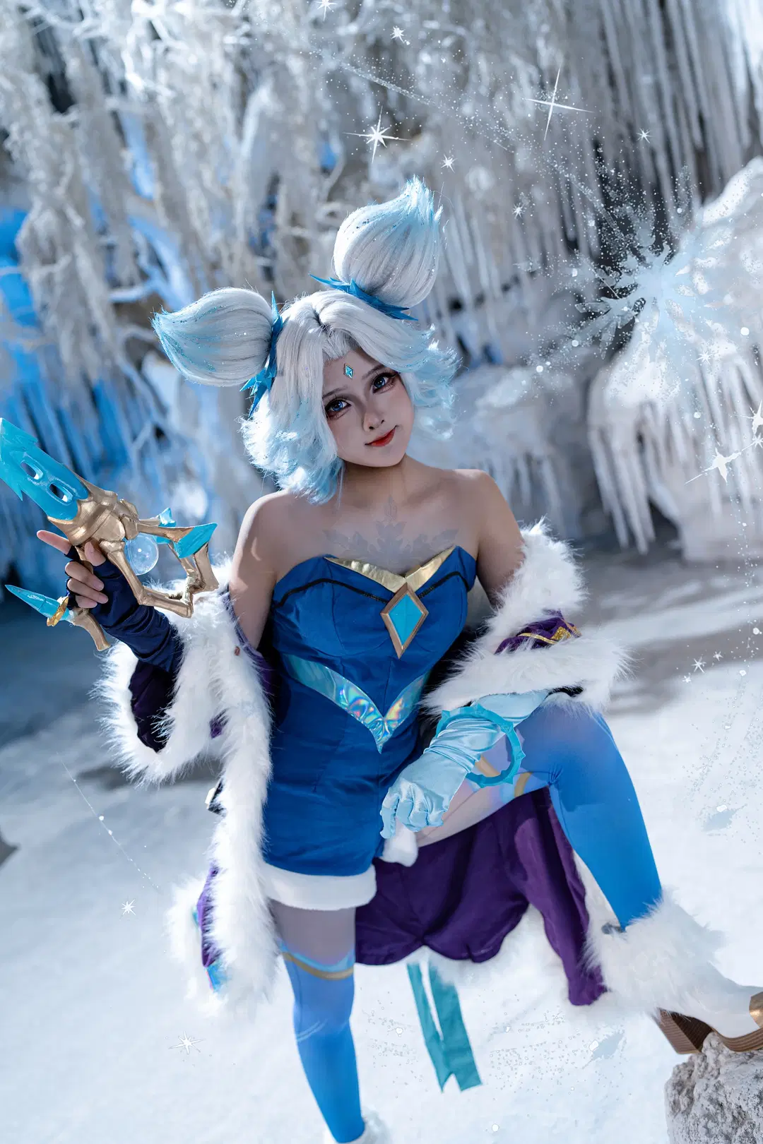 [Zeri cosplay] League of Legends Winterblessed Skin: Plush Coat and Holographic Fabrics Make the Perfect Match by 矢泽焰焰子 - Image 9