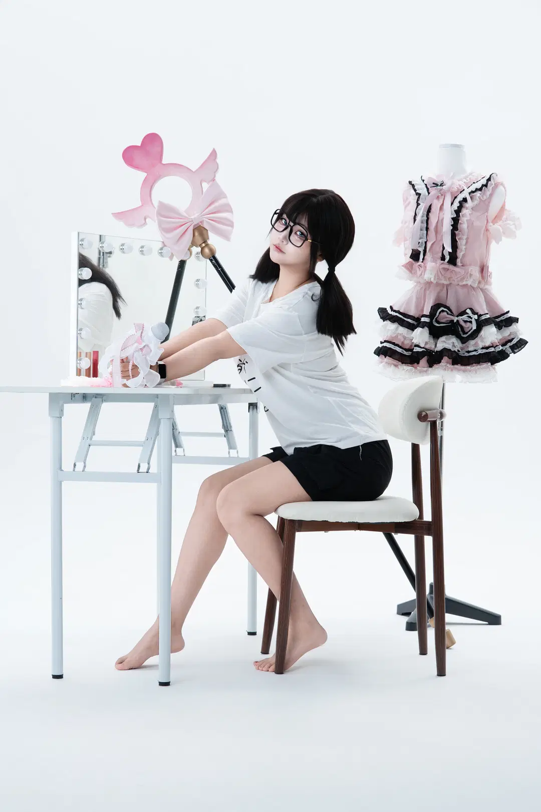 白ホリで撮る魔法少女アイドル風、ピンクのロリータファッションに白ニーソを添えて - Bearsan - 2枚目