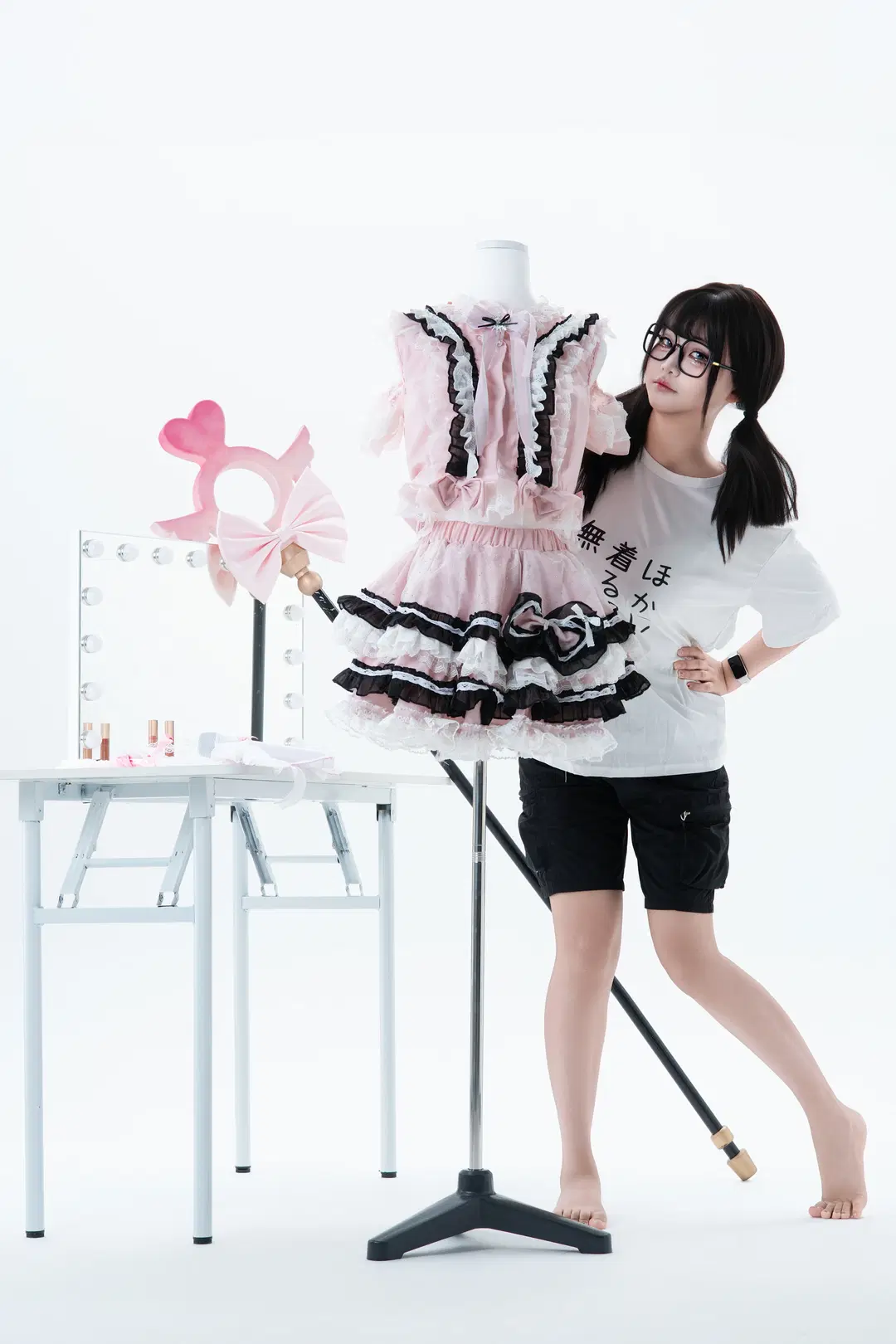 白ホリで撮る魔法少女アイドル風、ピンクのロリータファッションに白ニーソを添えて - Bearsan - 3枚目