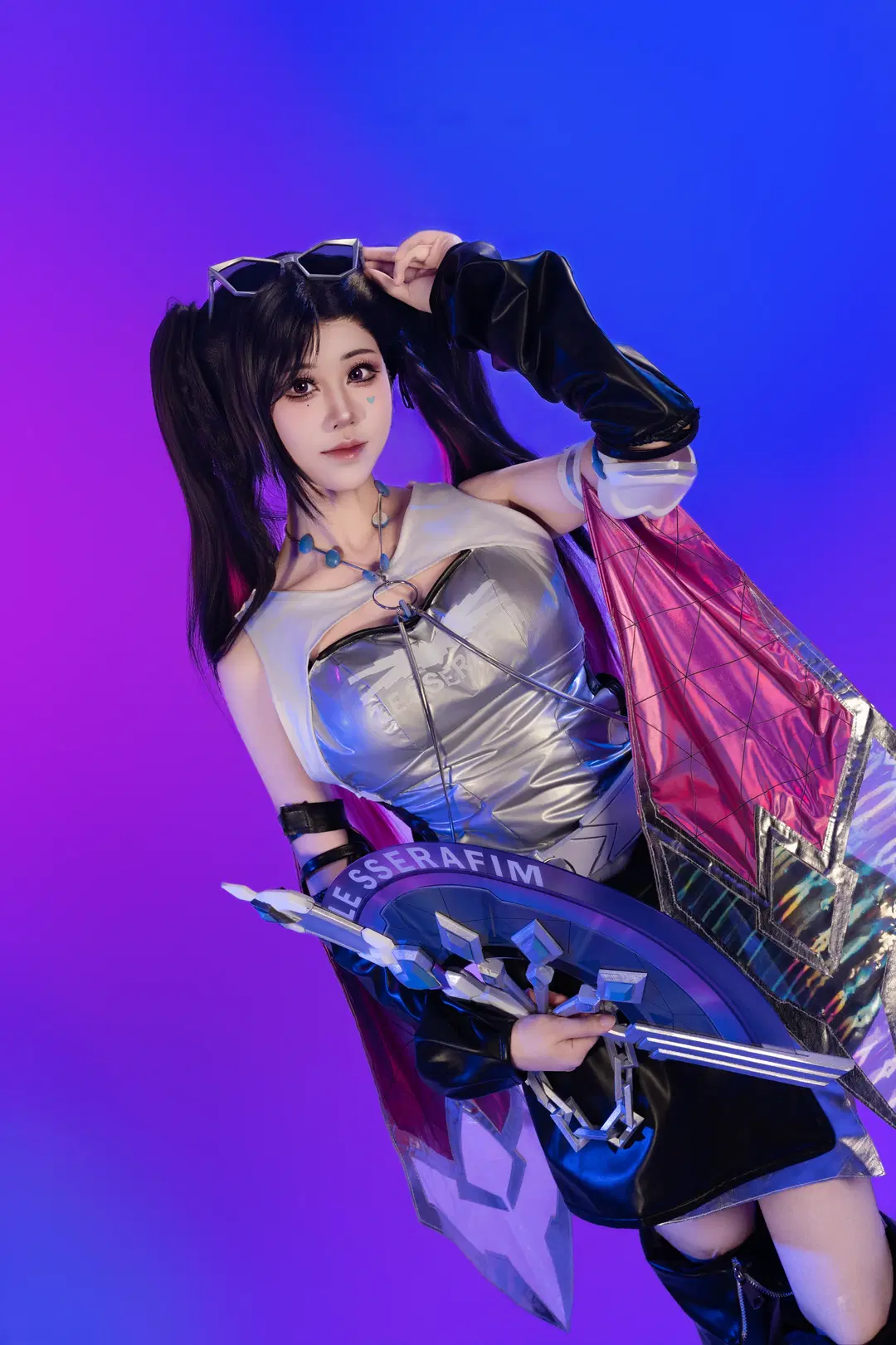 【守望先锋cos】银色紧身战衣配黑色皮裤，道具与灯光的硬核碰撞 - Kanade_cos约拍版 - 第2张