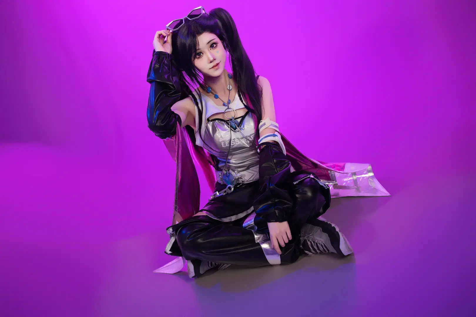 【守望先锋cos】银色紧身战衣配黑色皮裤，道具与灯光的硬核碰撞 - Kanade_cos约拍版 - 第3张