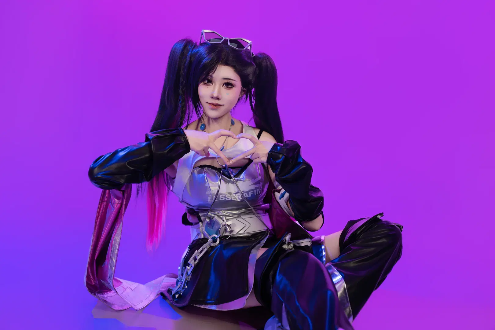 【守望先锋cos】银色紧身战衣配黑色皮裤，道具与灯光的硬核碰撞 - Kanade_cos约拍版 - 第4张