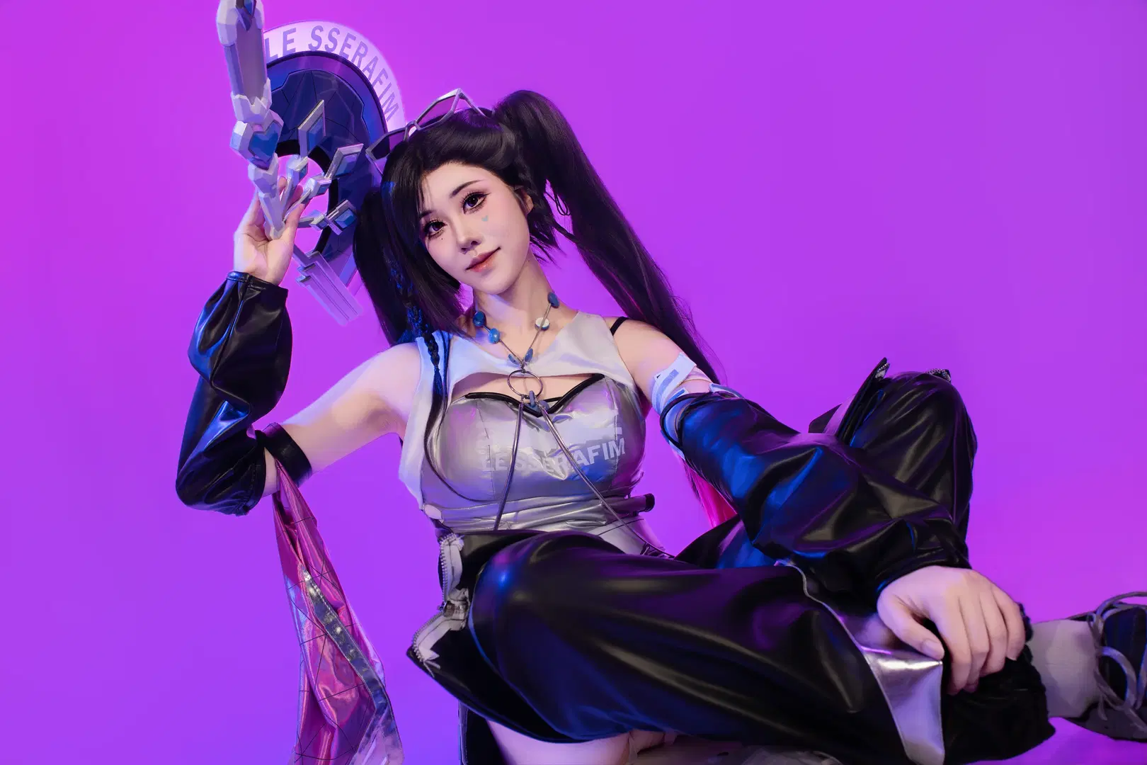 【守望先锋cos】银色紧身战衣配黑色皮裤，道具与灯光的硬核碰撞 - Kanade_cos约拍版 - 第5张