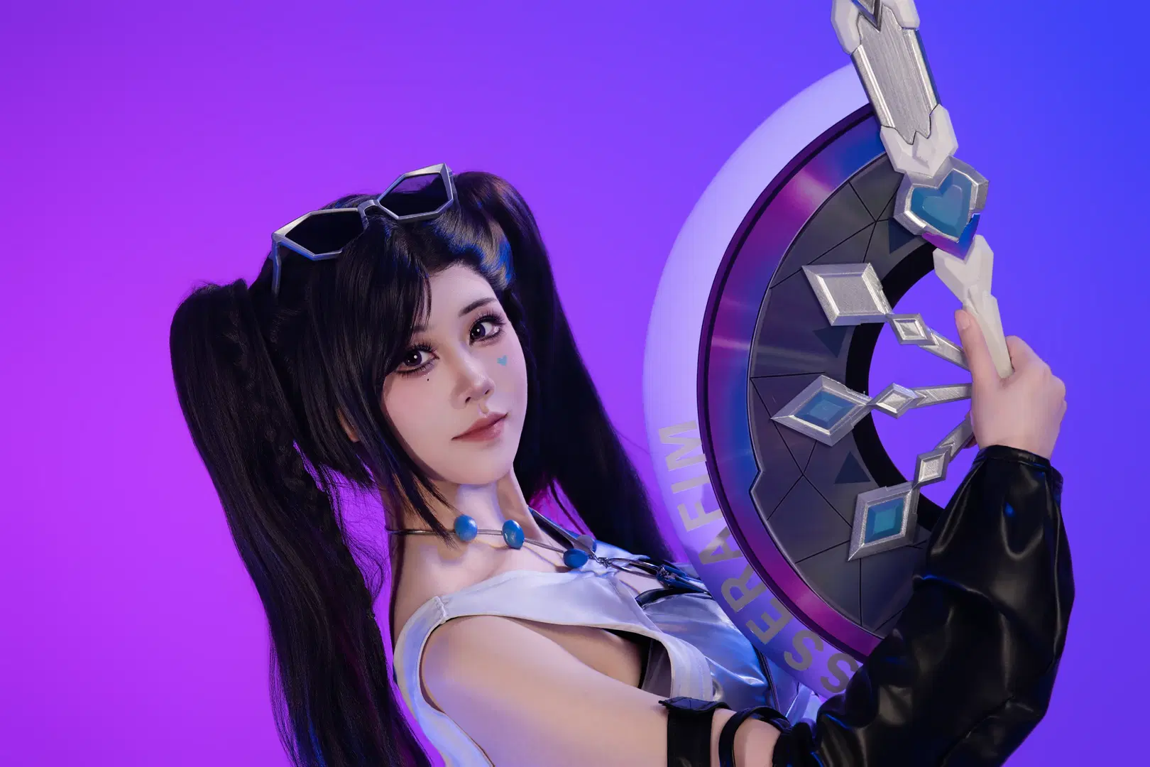 【守望先锋cos】银色紧身战衣配黑色皮裤，道具与灯光的硬核碰撞 - Kanade_cos约拍版 - 第6张