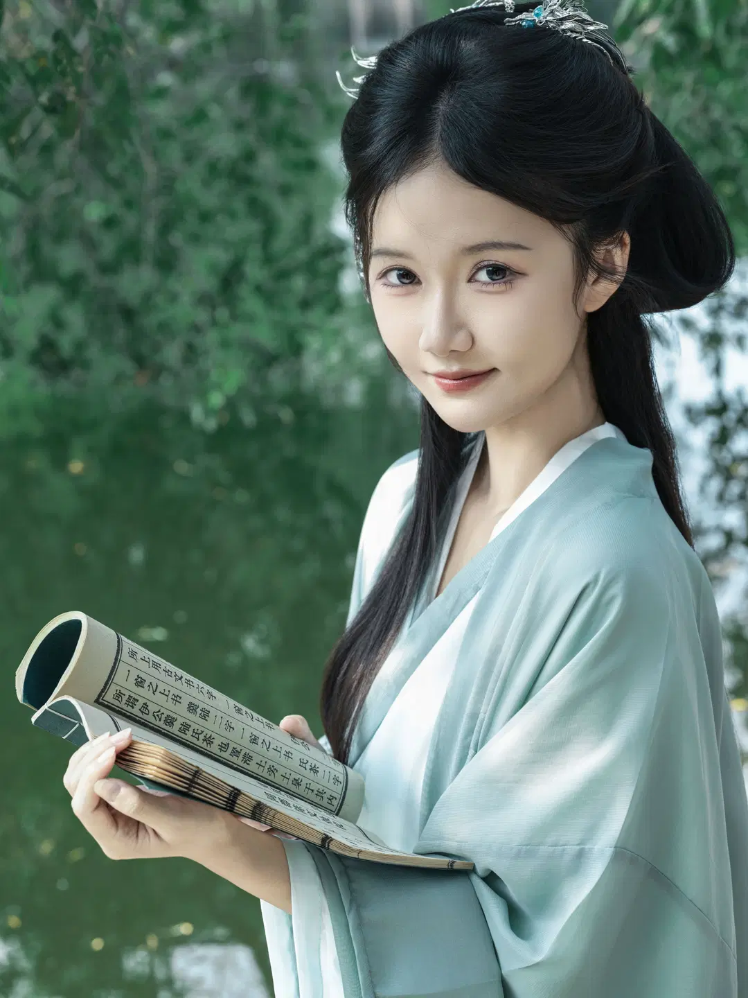 Holding an Umbrella in Teal Robes: Freezing the Ethereal Solitude of the Wei-Jin Era Amidst Mountains and Waters by 星空 - Image 10