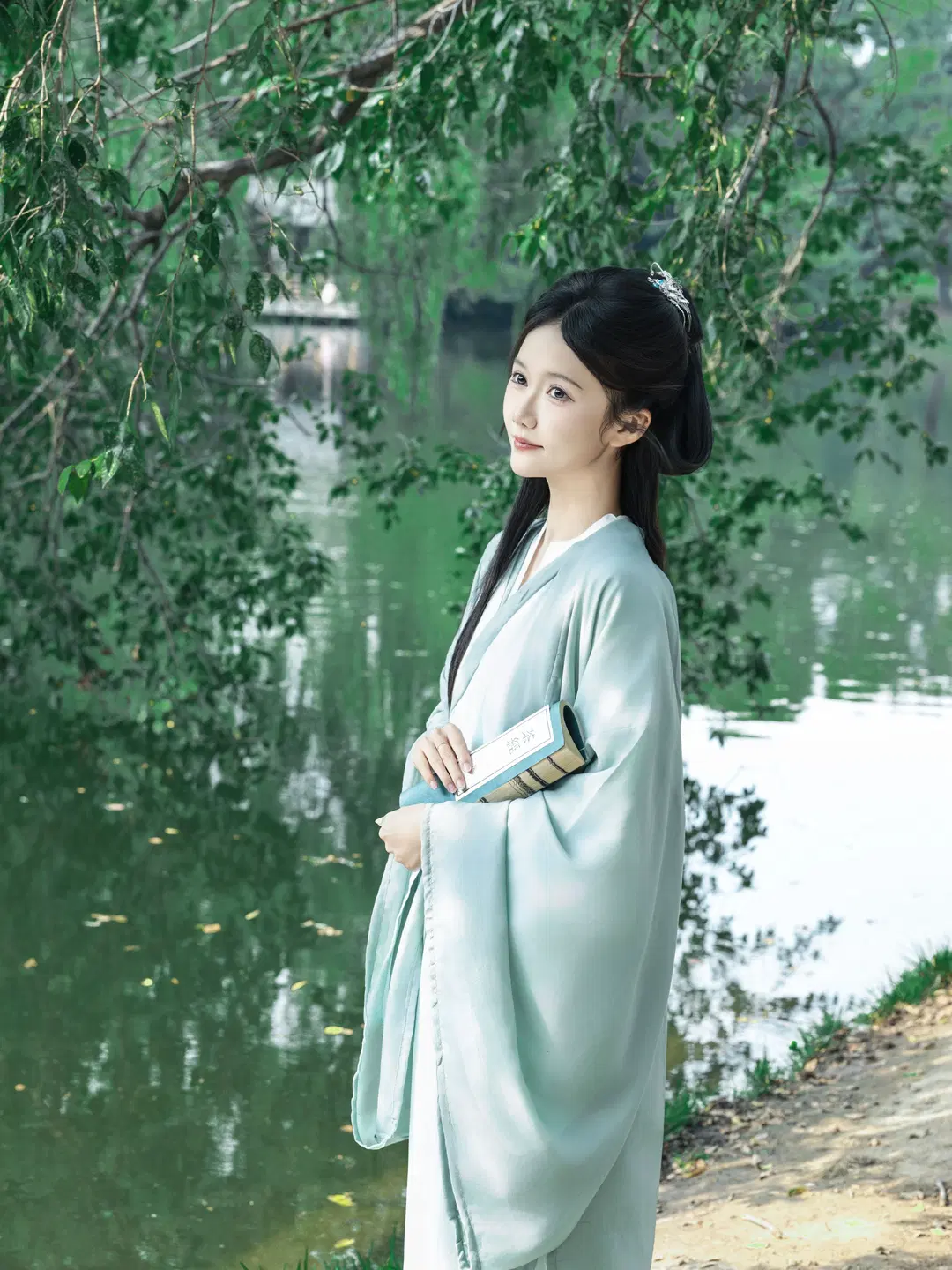Holding an Umbrella in Teal Robes: Freezing the Ethereal Solitude of the Wei-Jin Era Amidst Mountains and Waters by 星空 - Image 11