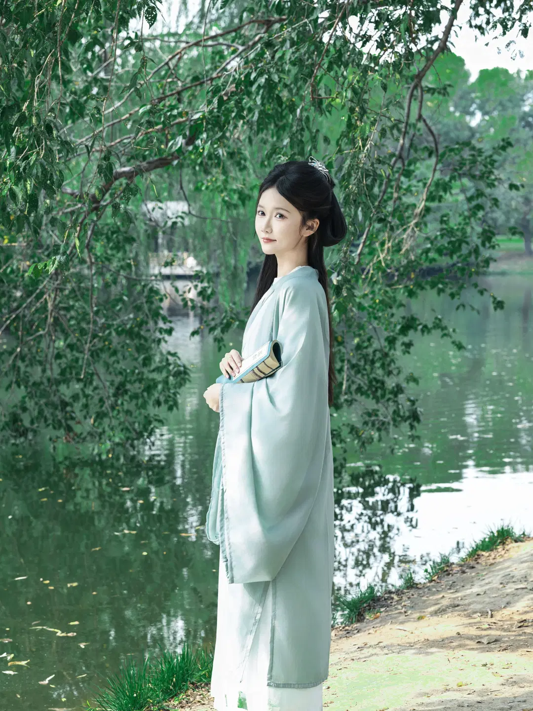 Holding an Umbrella in Teal Robes: Freezing the Ethereal Solitude of the Wei-Jin Era Amidst Mountains and Waters by 星空 - Image 12