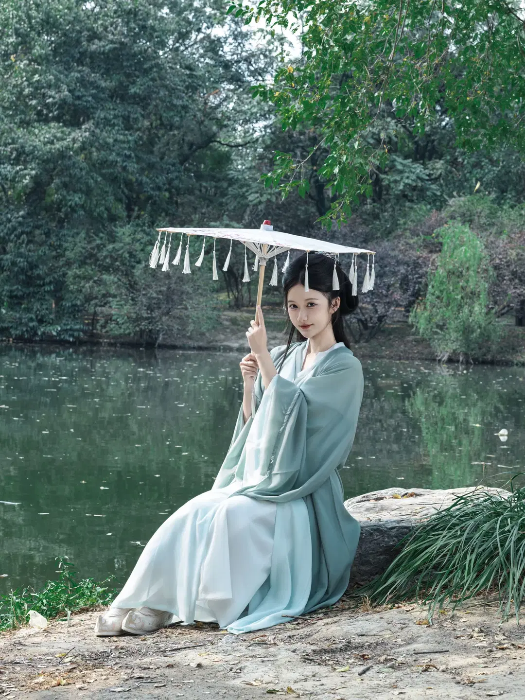 Holding an Umbrella in Teal Robes: Freezing the Ethereal Solitude of the Wei-Jin Era Amidst Mountains and Waters by 星空 - Image 14