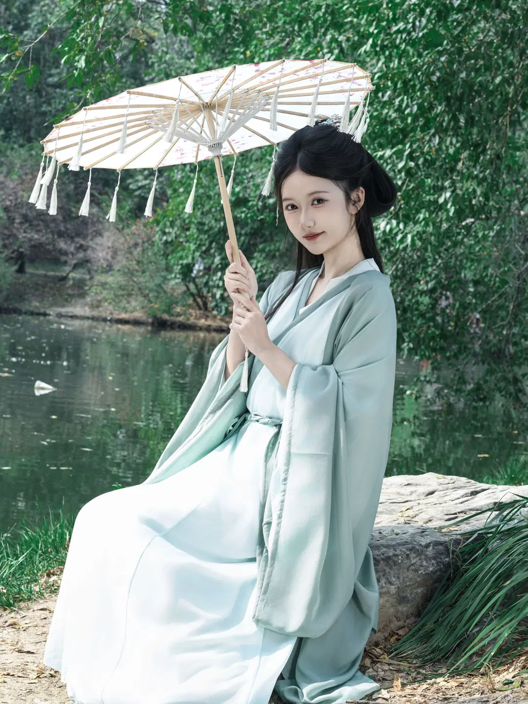 Holding an Umbrella in Teal Robes: Freezing the Ethereal Solitude of the Wei-Jin Era Amidst Mountains and Waters by 星空 - Image 2