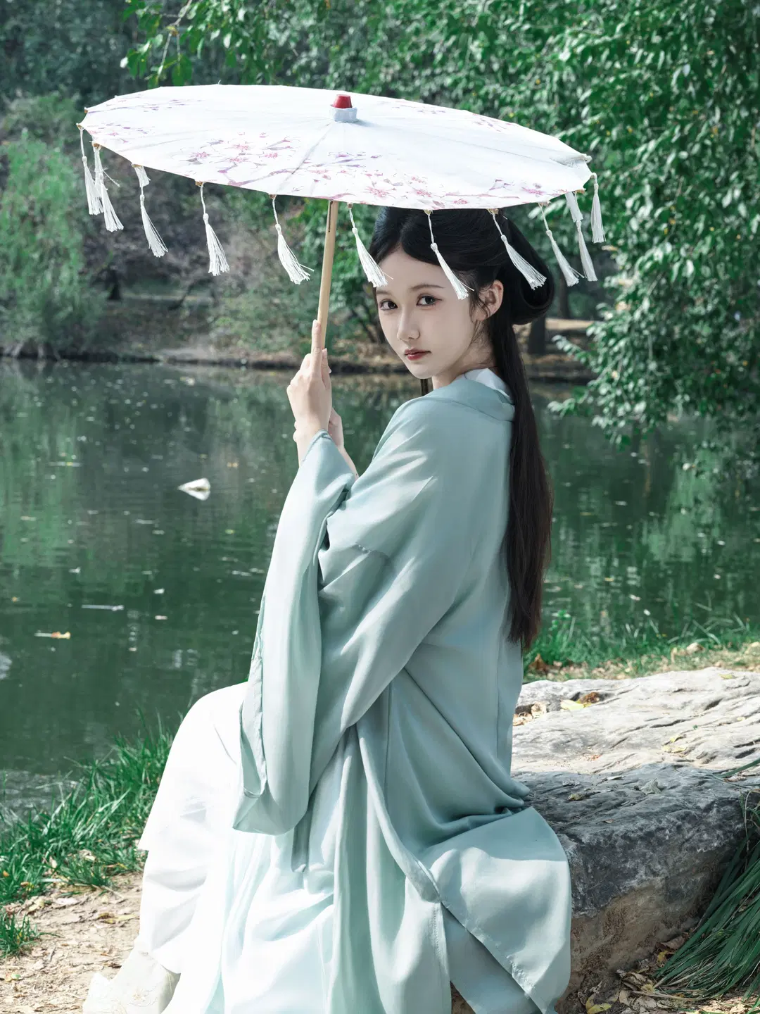 Holding an Umbrella in Teal Robes: Freezing the Ethereal Solitude of the Wei-Jin Era Amidst Mountains and Waters by 星空 - Image 3