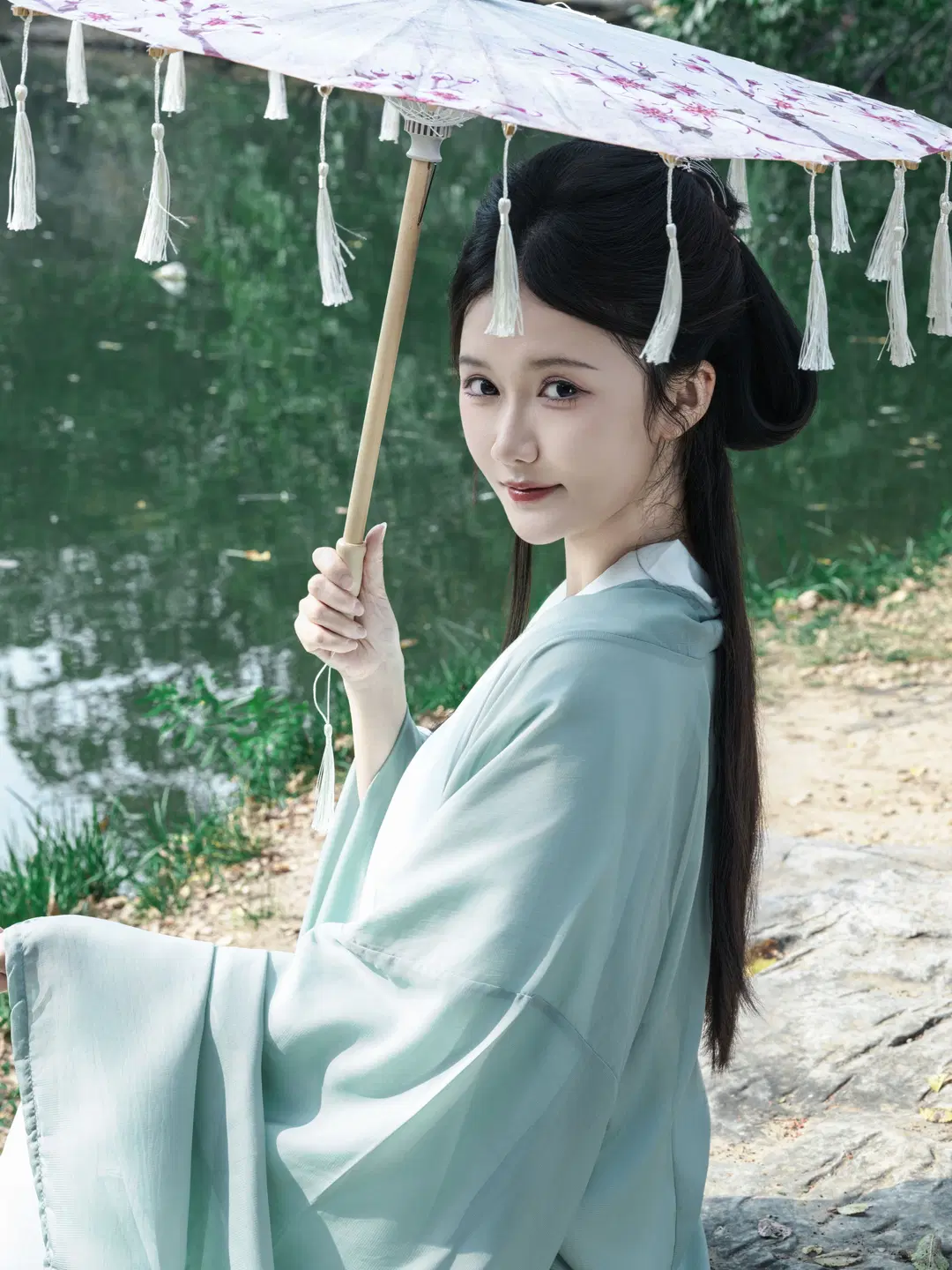 Holding an Umbrella in Teal Robes: Freezing the Ethereal Solitude of the Wei-Jin Era Amidst Mountains and Waters by 星空 - Image 4