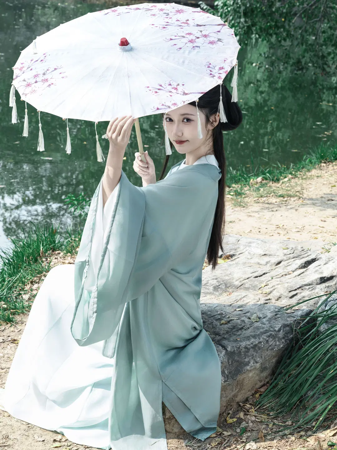 Holding an Umbrella in Teal Robes: Freezing the Ethereal Solitude of the Wei-Jin Era Amidst Mountains and Waters by 星空 - Image 5