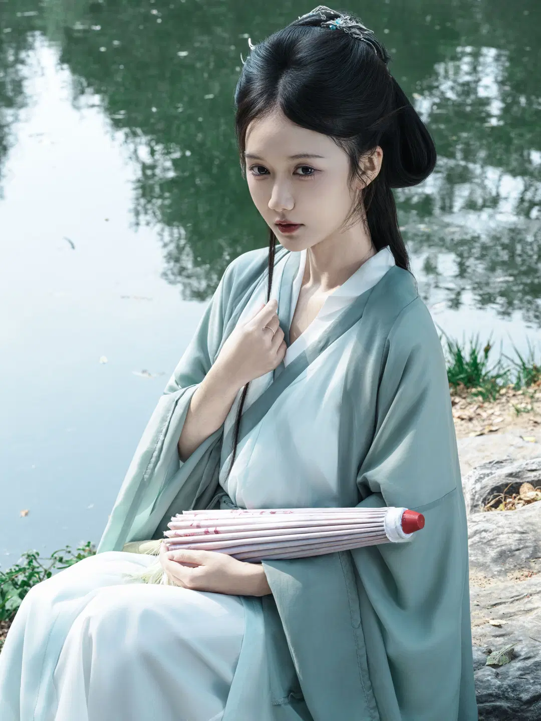 Holding an Umbrella in Teal Robes: Freezing the Ethereal Solitude of the Wei-Jin Era Amidst Mountains and Waters by 星空 - Image 7