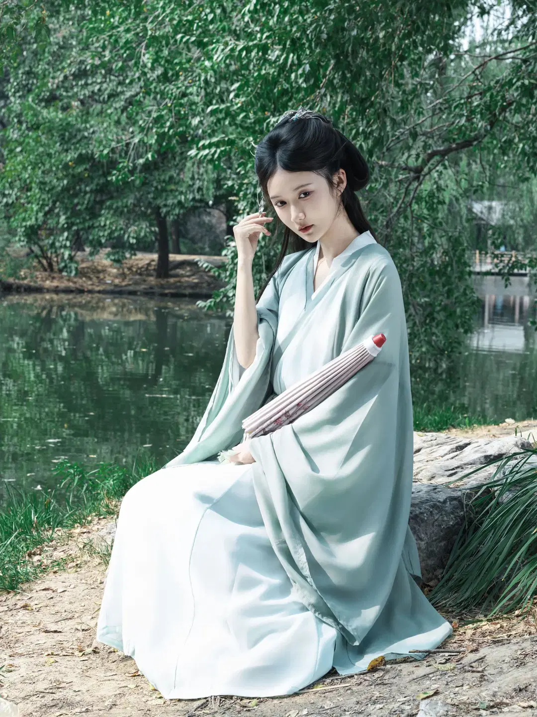 Holding an Umbrella in Teal Robes: Freezing the Ethereal Solitude of the Wei-Jin Era Amidst Mountains and Waters by 星空 - Image 8