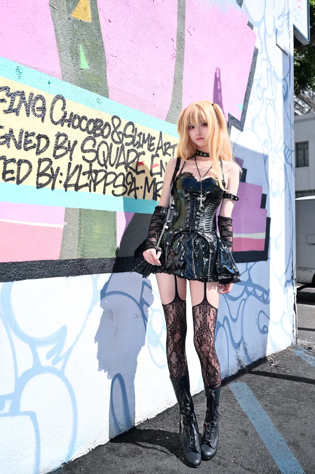 [Misa Amane cosplay] Death Note Gothic style Makeup & Styling: Dark Maiden Before a Pink Graffiti Wall by 零しずく - Image 3
