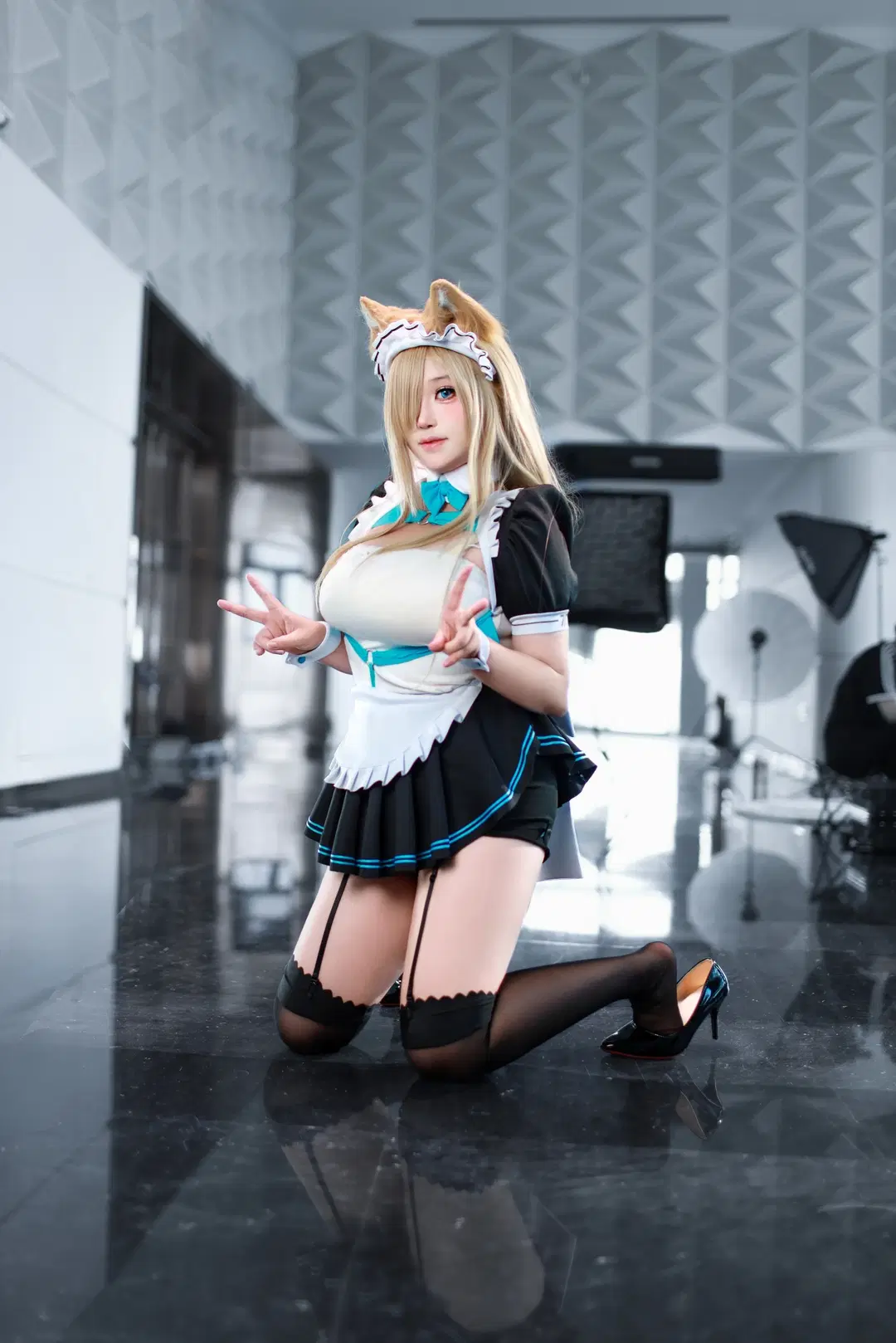 [Ichinose Asuna cosplay] Blue Archive: The True Aesthetic of Maid outfit and Black stockings Convention photo by 芫宝 - Image 3