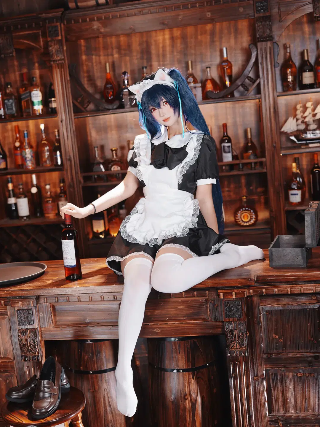 蔚蓝档案, 白丝, 黑见芹香cos, 女仆装cos, 酒馆写真