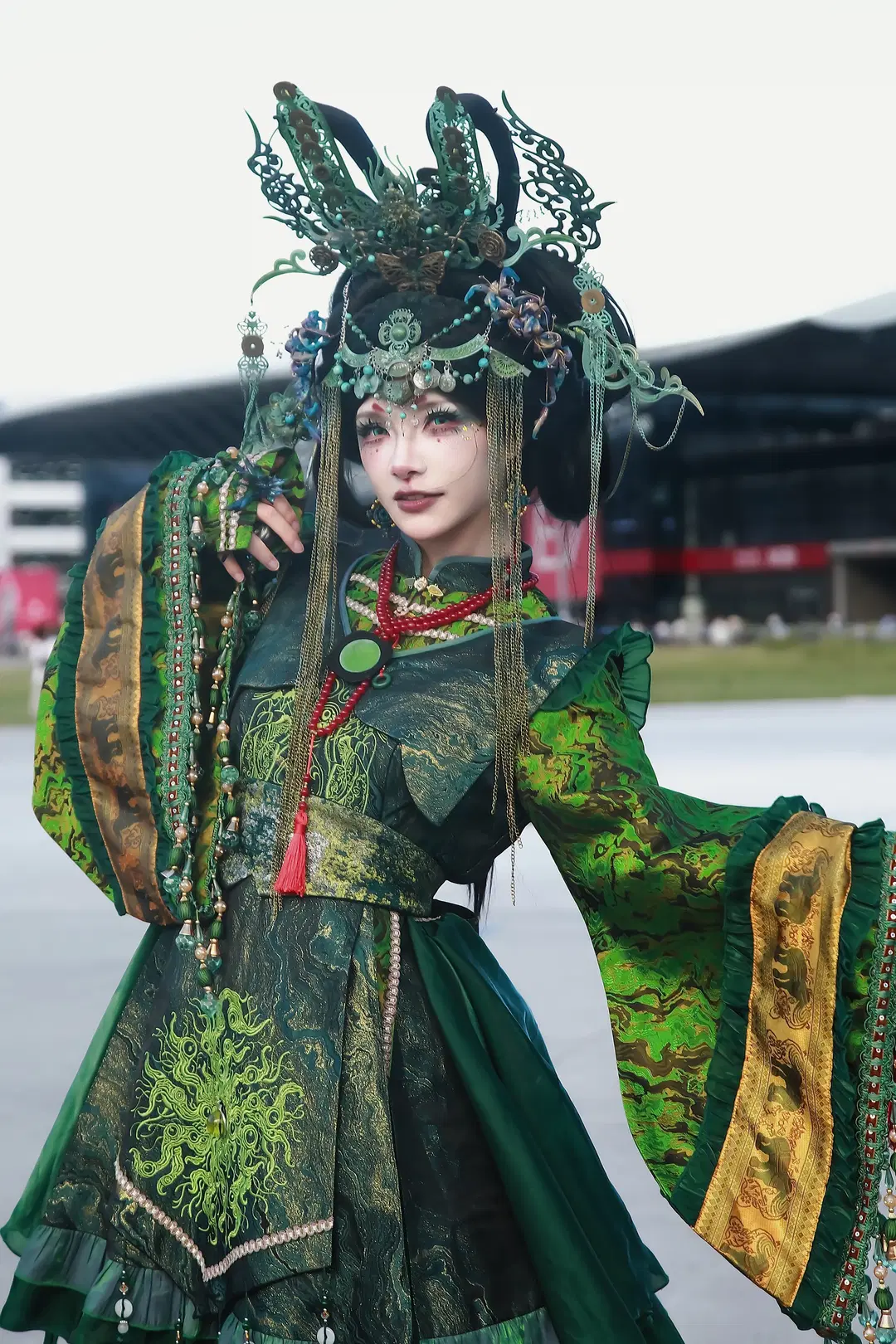 【チャイナジョイ2026の会場外で捉えられた豪華な衣装のイベント写真、この緑金色の古風なスタイルは最高すぎる】 - Hika📸 - 2枚目