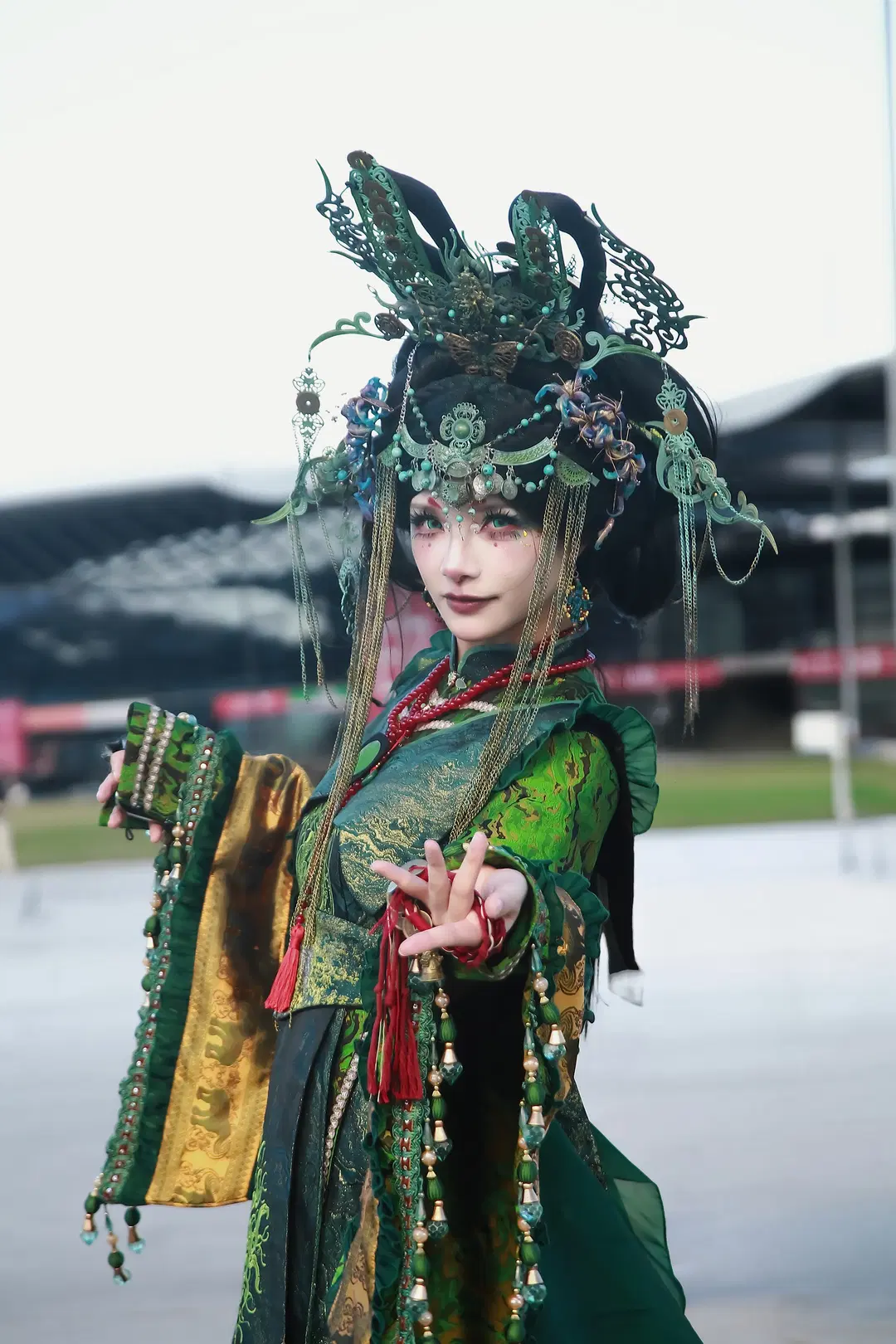 【チャイナジョイ2026の会場外で捉えられた豪華な衣装のイベント写真、この緑金色の古風なスタイルは最高すぎる】 - Hika📸 - 4枚目