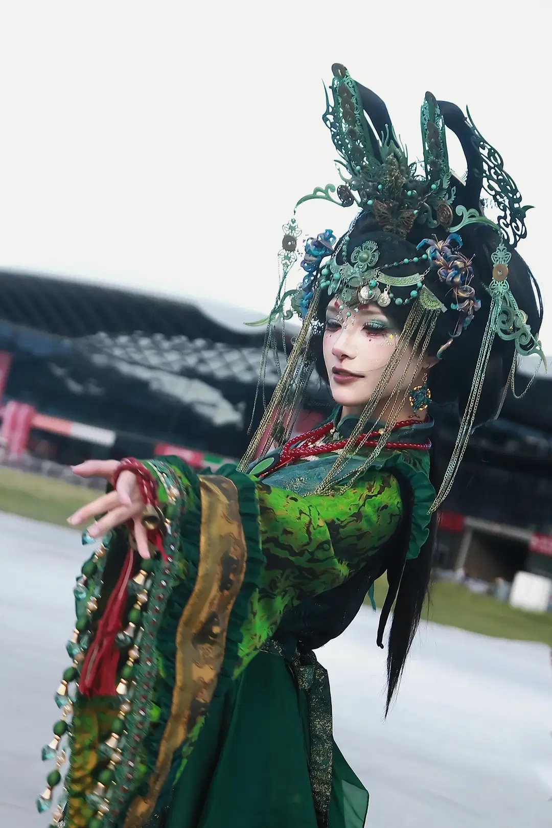 【チャイナジョイ2026の会場外で捉えられた豪華な衣装のイベント写真、この緑金色の古風なスタイルは最高すぎる】 - Hika📸 - 6枚目