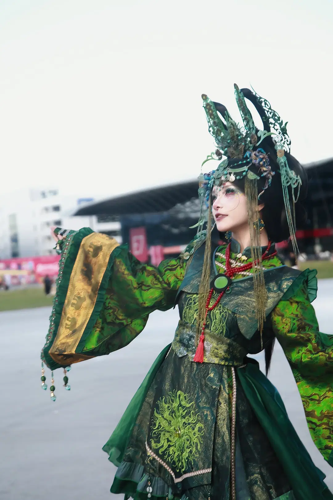 【チャイナジョイ2026の会場外で捉えられた豪華な衣装のイベント写真、この緑金色の古風なスタイルは最高すぎる】 - Hika📸 - 8枚目