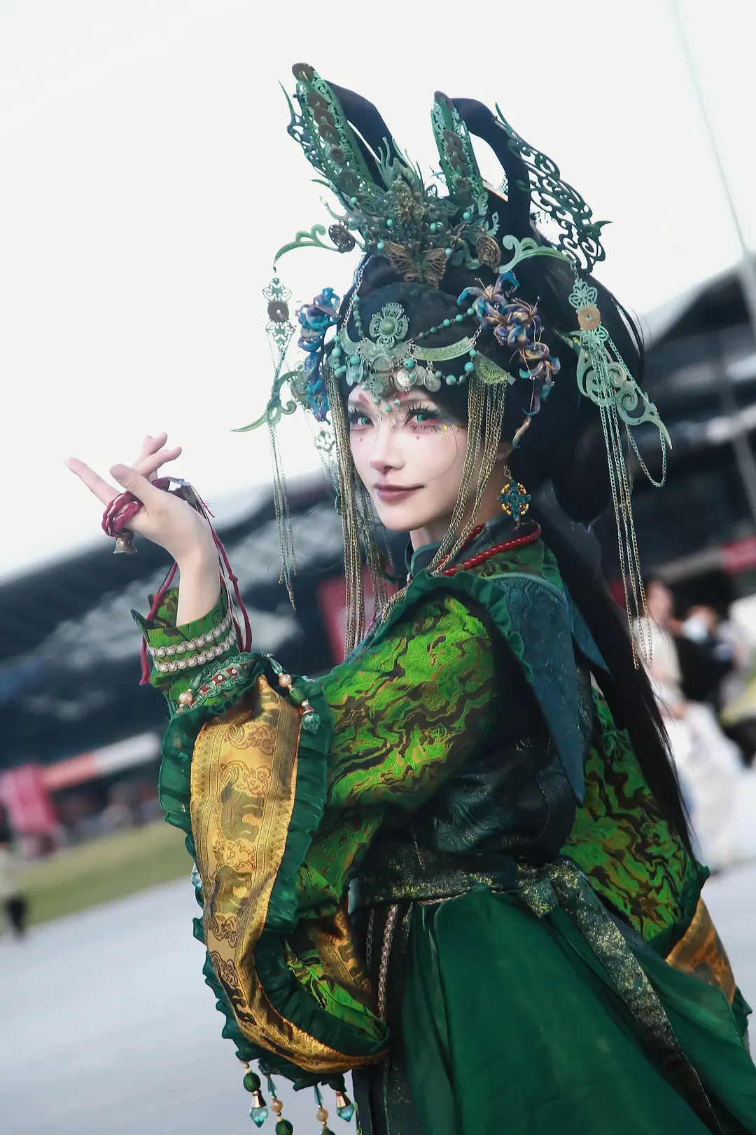 【チャイナジョイ2026の会場外で捉えられた豪華な衣装のイベント写真、この緑金色の古風なスタイルは最高すぎる】 - Hika📸 - 9枚目