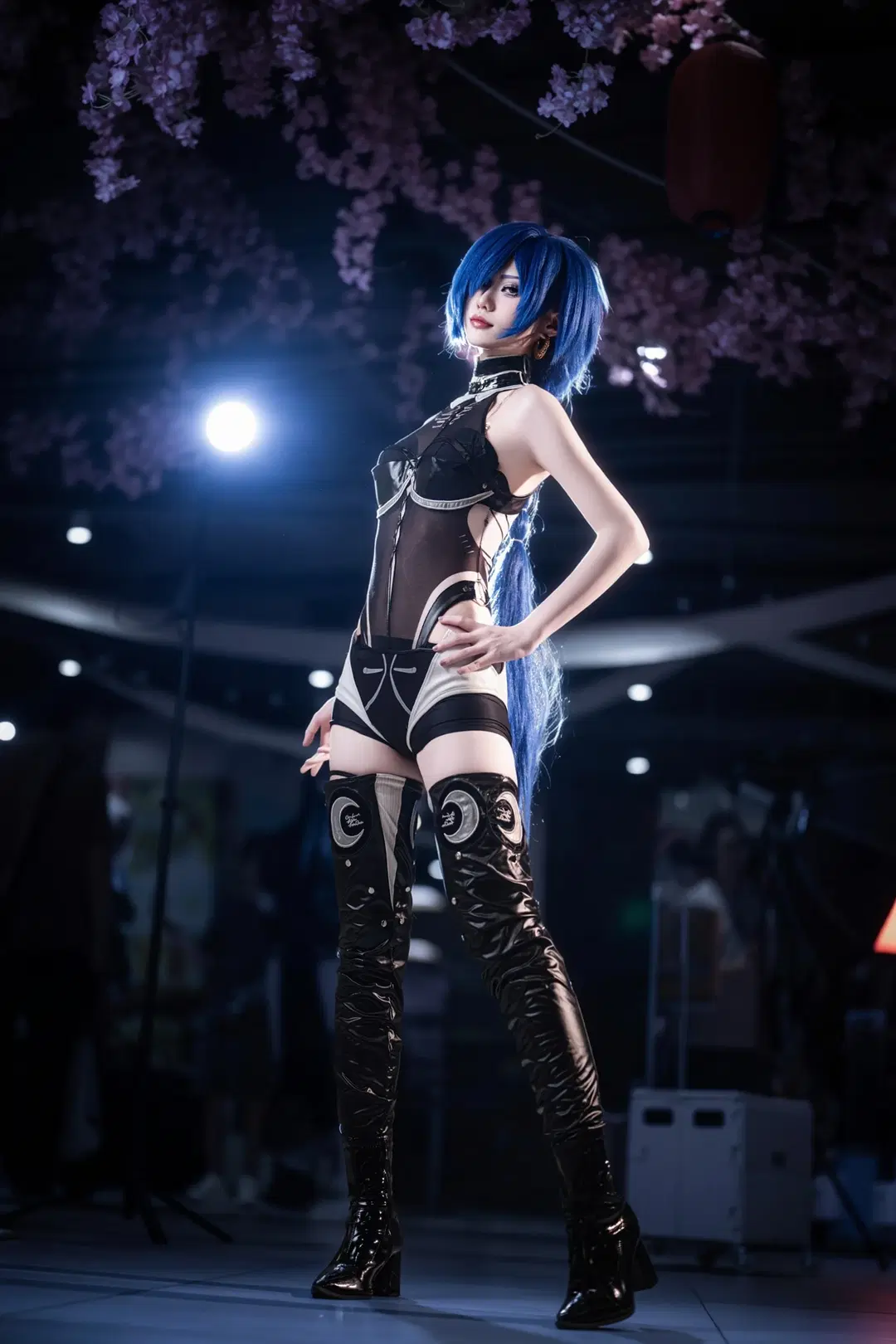 [Promeia cosplay] Zenless Zone Zero's Blue-Haired Techwear Style and Melancholic Temperament by 森森不懂摄影 - Image 3