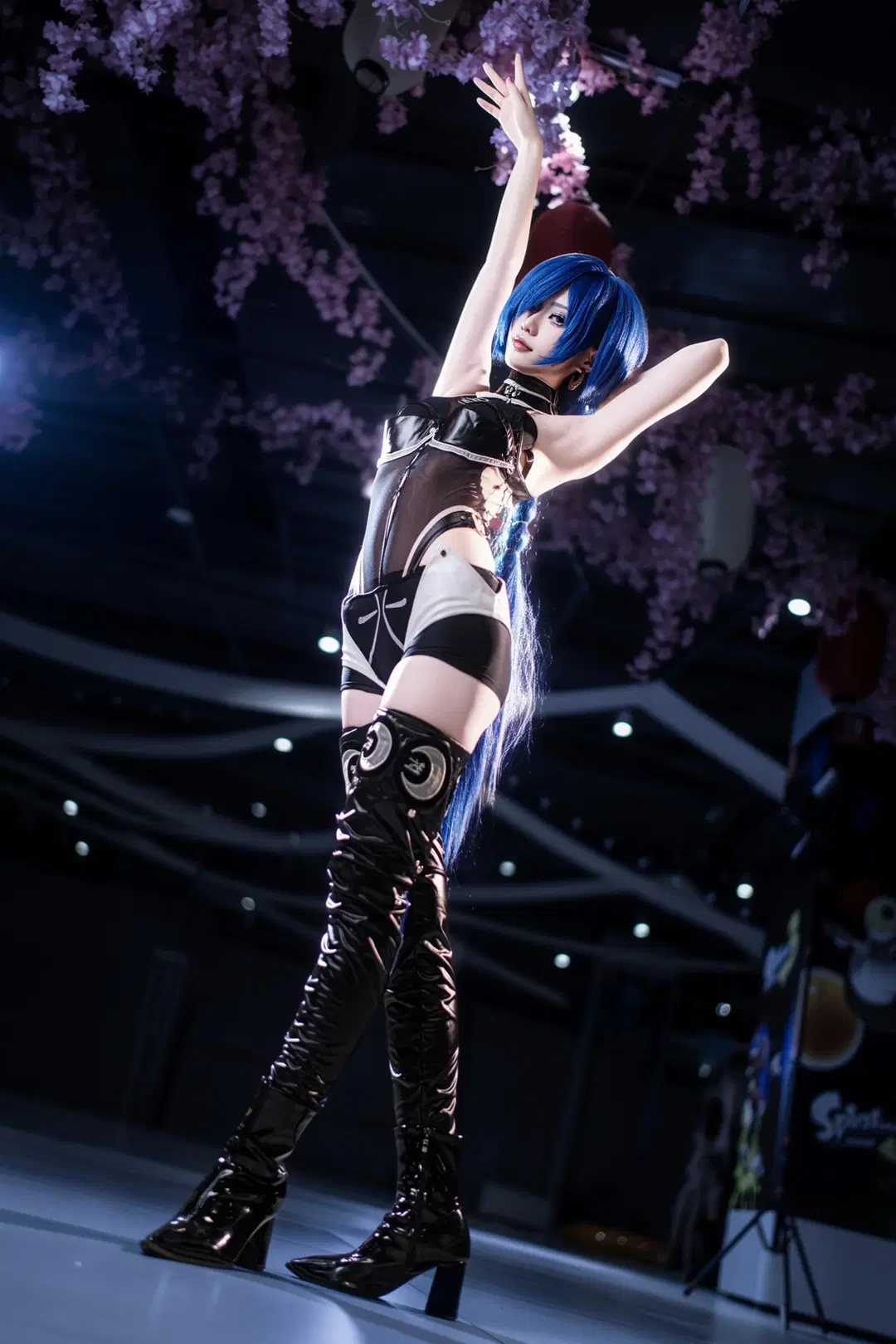 [Promeia cosplay] Zenless Zone Zero's Blue-Haired Techwear Style and Melancholic Temperament by 森森不懂摄影 - Image 4