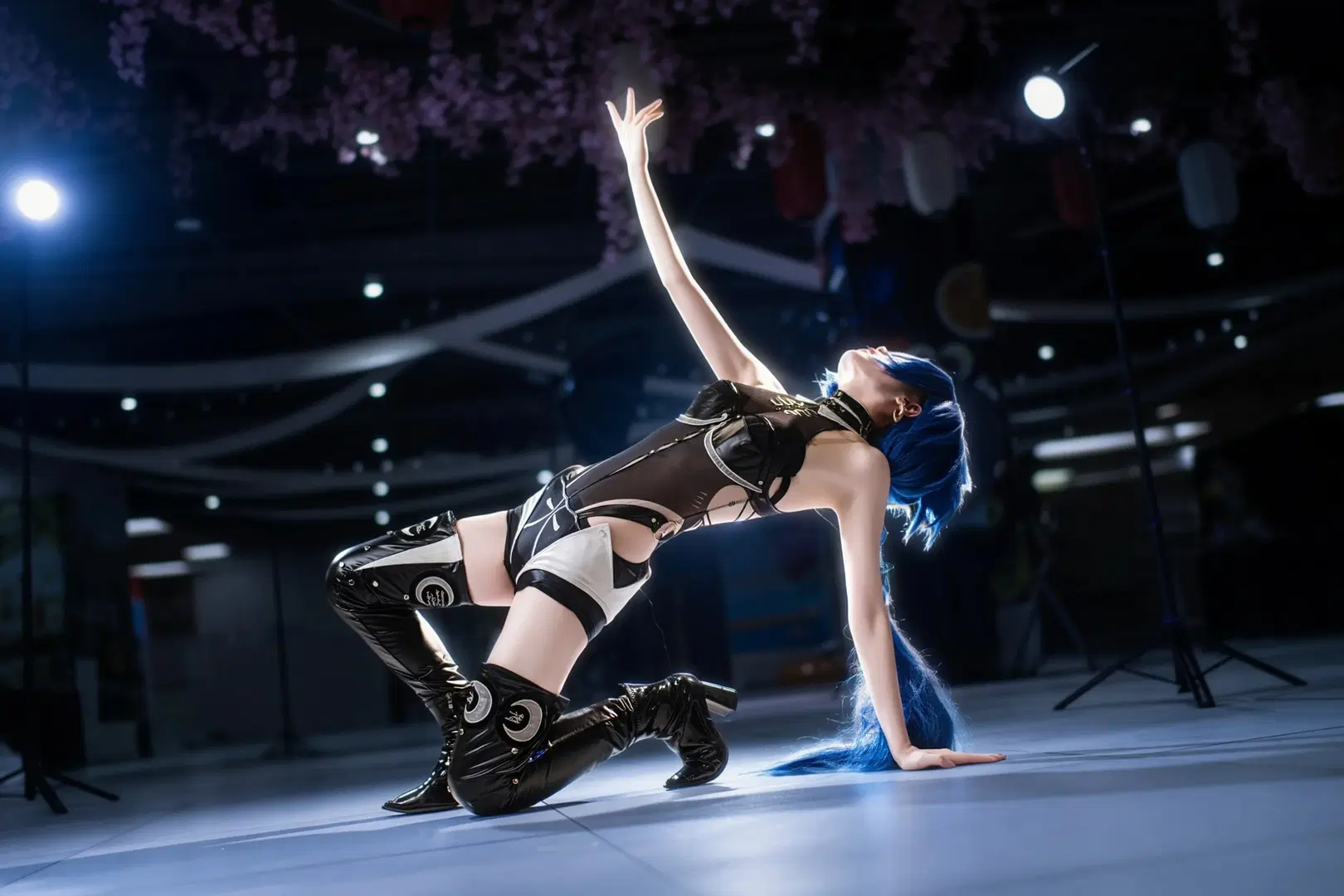 [Promeia cosplay] Zenless Zone Zero's Blue-Haired Techwear Style and Melancholic Temperament by 森森不懂摄影 - Image 6