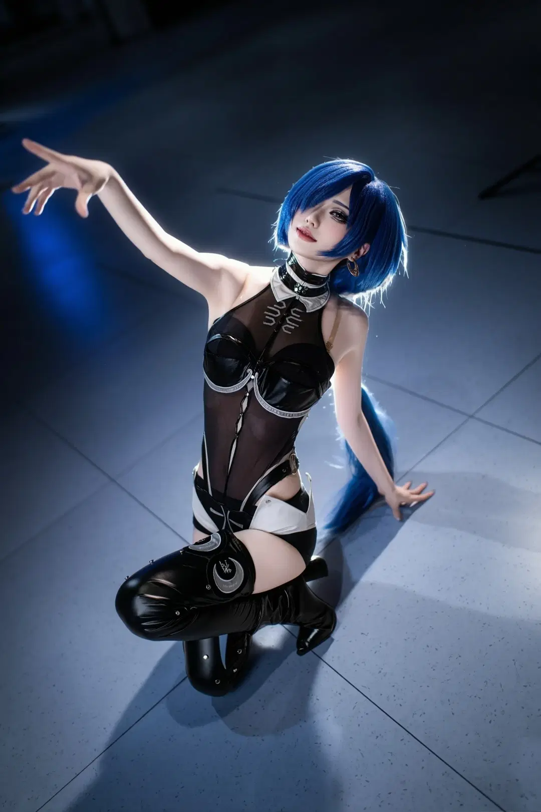 [Promeia cosplay] Zenless Zone Zero's Blue-Haired Techwear Style and Melancholic Temperament by 森森不懂摄影 - Image 7
