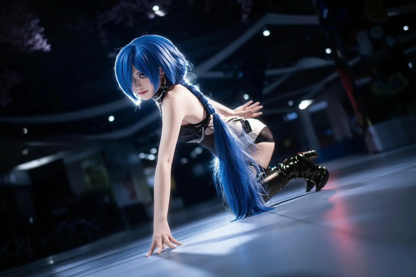 [Promeia cosplay] Zenless Zone Zero's Blue-Haired Techwear Style and Melancholic Temperament