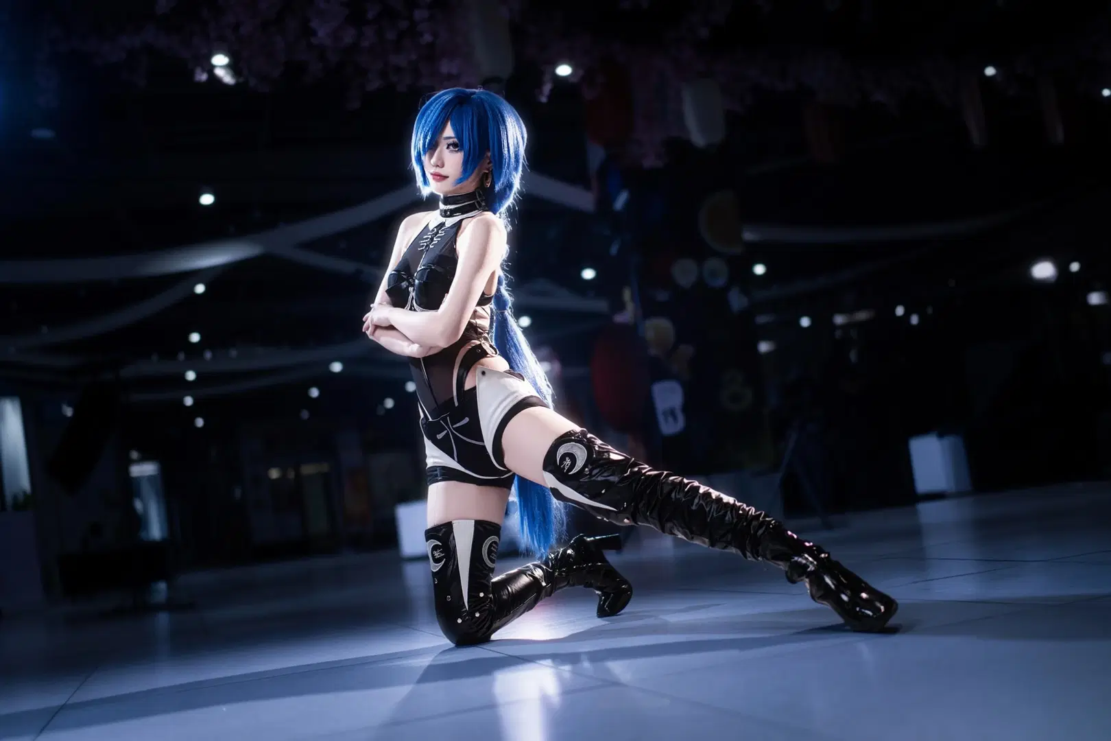 [Promeia cosplay] Zenless Zone Zero's Blue-Haired Techwear Style and Melancholic Temperament by 森森不懂摄影 - Image 9
